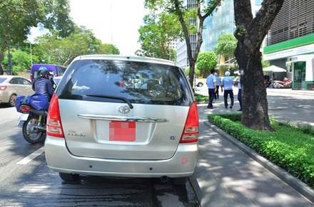 Hai xe biển đỏ đỗ dừng trái phép gần UBND quận 1 - ảnh 1