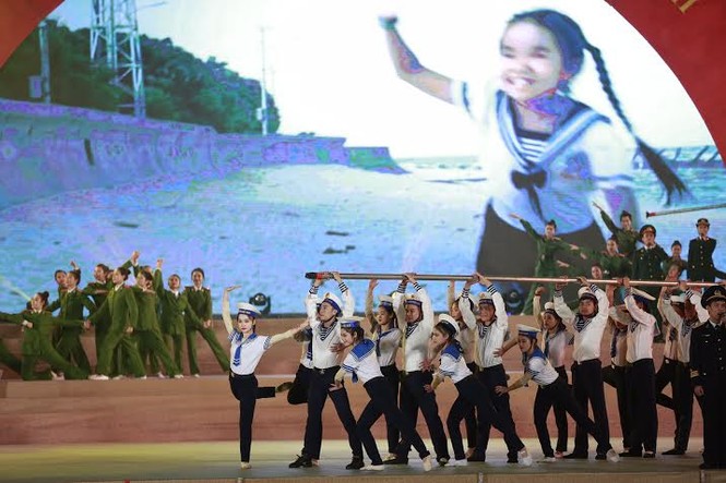 Dạ hội ‘Niềm tin son sắt’ chào mừng thành công Đại hội XII - ảnh 9