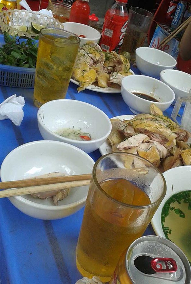 Bị nhà hàng 'chặt chém', vợ chồng đánh nhau vì xót của - ảnh 1