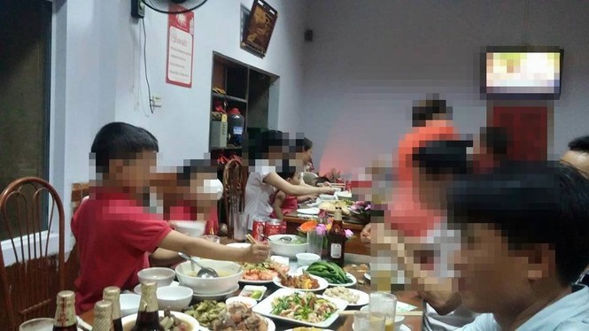 Bị nhà hàng 'chặt chém', vợ chồng đánh nhau vì xót của - ảnh 2