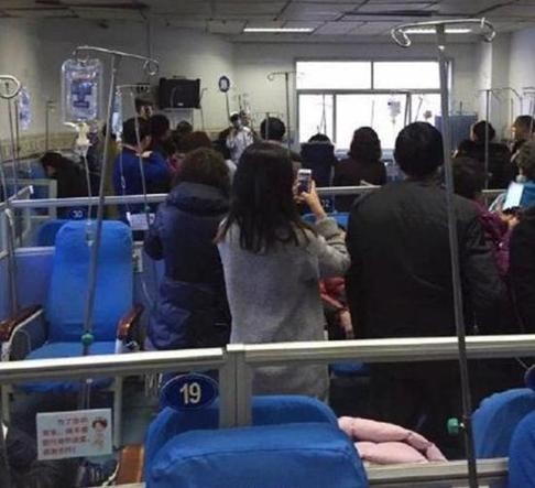 Bệnh nhân đang truyền dịch 'lên cơn' dùng dao khống chế y tá - ảnh 1