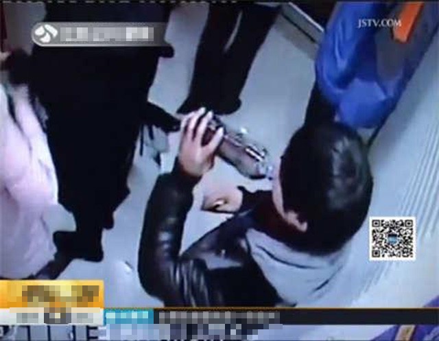 Rút tiền không được, ‘mời’ máy ATM nước ngọt - ảnh 1