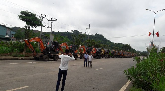 Đại gia Sơn La chơi trội rước dâu bằng 20 máy xúc - ảnh 3