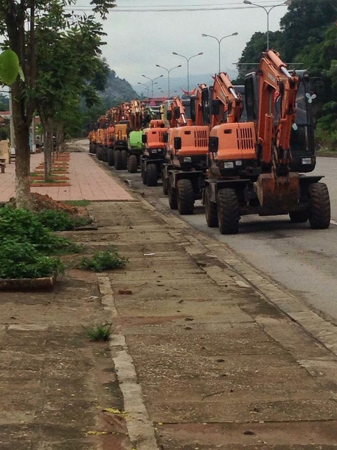 Đại gia Sơn La chơi trội rước dâu bằng 20 máy xúc - ảnh 5