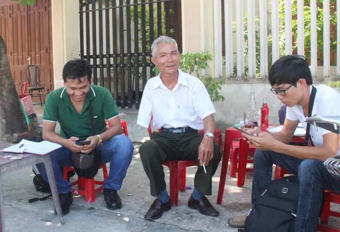 Thương binh một tay chở cháu đi thi - ảnh 1