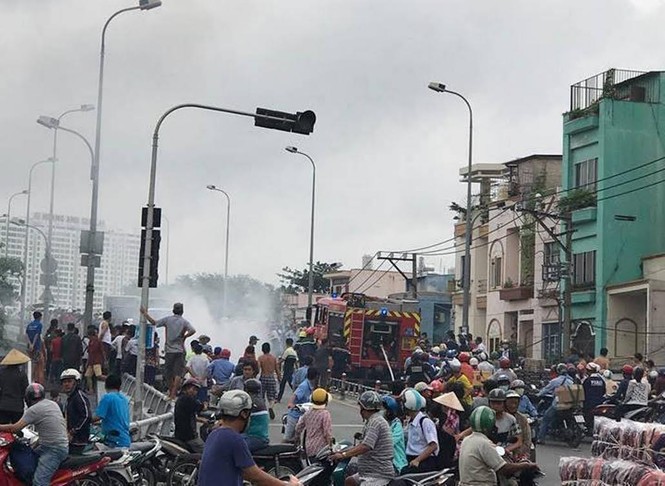 Mô tô phân khối lớn cháy ngùn ngụt ở Sài Gòn - ảnh 1