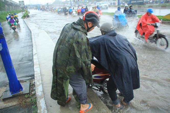 Người dân Sài Gòn lại bì bõm 'vượt lũ' sau mưa lớn - ảnh 5