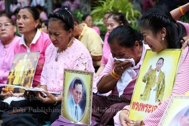 Người dân Thái Lan gào khóc khi nghe tin nhà vua băng hà - ảnh 2