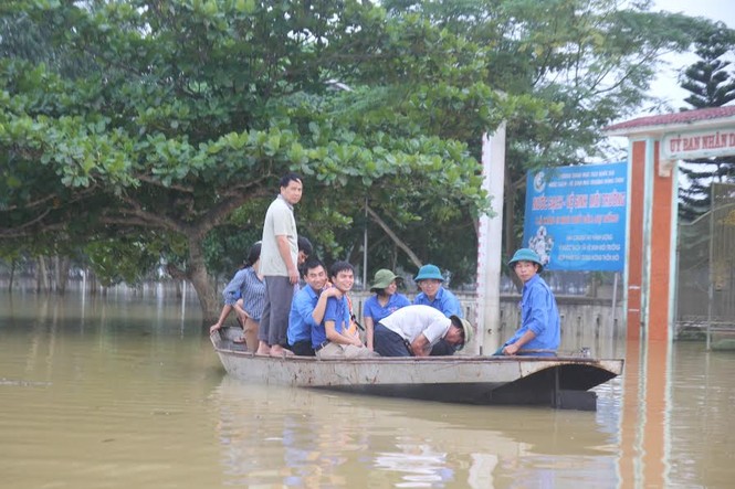 Sắc áo xanh tình nguyện về với vùng rốn lũ - ảnh 1