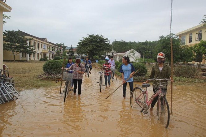 Những món quà cứu trợ thiết thực với người dân vùng lũ - ảnh 1
