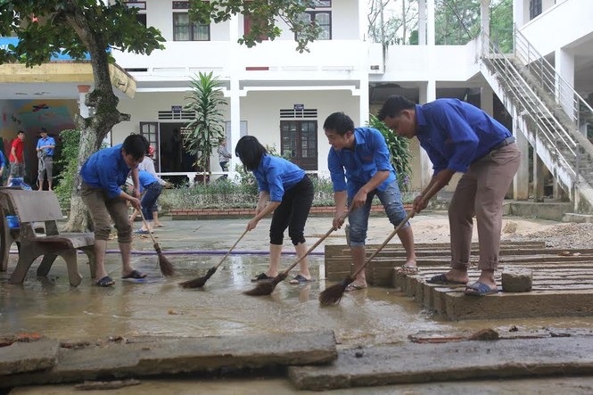 Những món quà cứu trợ thiết thực với người dân vùng lũ - ảnh 2