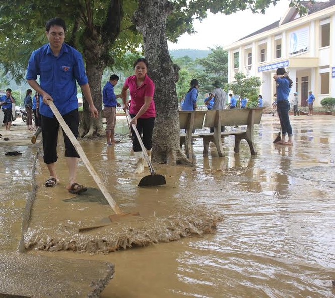 Những món quà cứu trợ thiết thực với người dân vùng lũ - ảnh 3