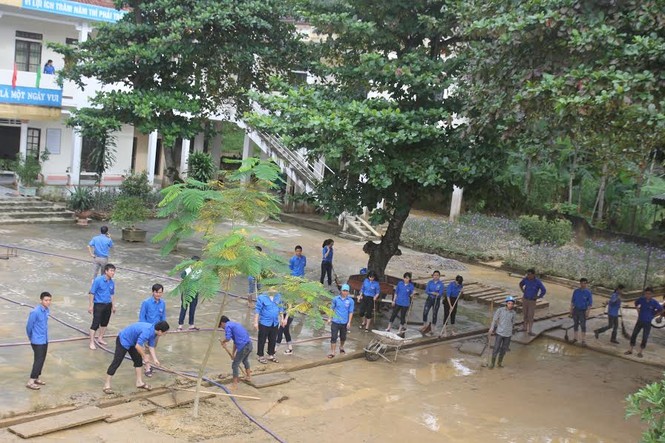 Những món quà cứu trợ thiết thực với người dân vùng lũ - ảnh 4