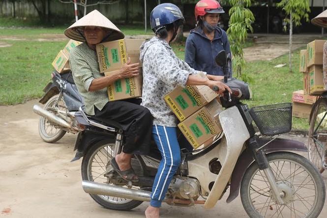 Những món quà cứu trợ thiết thực với người dân vùng lũ - ảnh 5