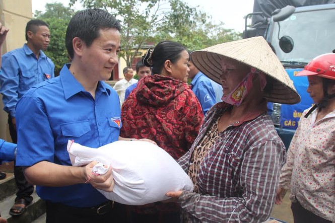 Những món quà cứu trợ thiết thực với người dân vùng lũ - ảnh 7