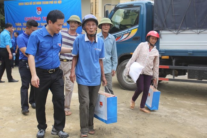 Những món quà cứu trợ thiết thực với người dân vùng lũ - ảnh 8