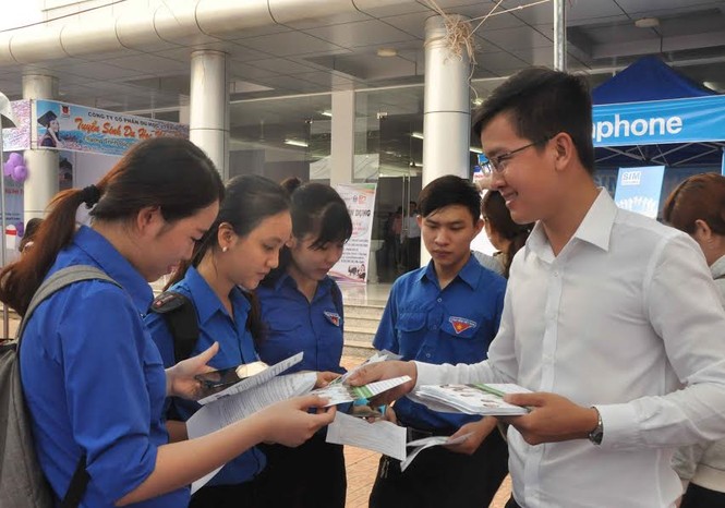 Hàng nghìn bạn trẻ tham gia 'Ngày hội việc làm' - ảnh 1