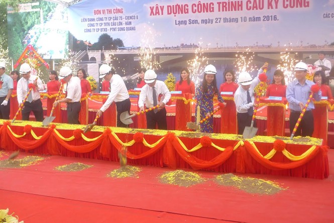 Hàng nghìn người xúc động 'chia tay' cầu Kỳ Cùng - ảnh 1