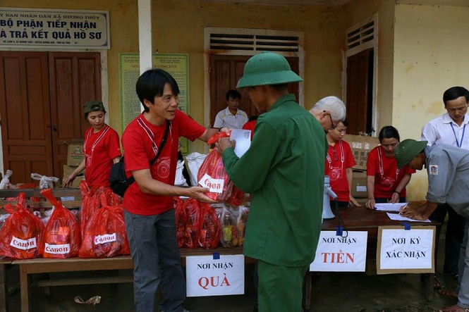 Doanh nghiệp Nhật cứu trợ dân vùng lũ miền Trung - ảnh 2