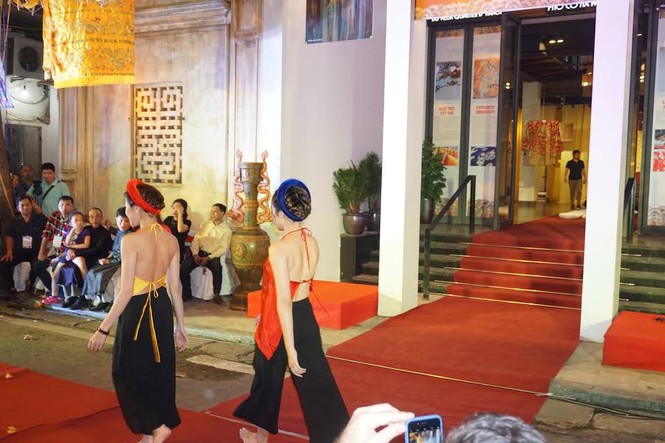 Hát quan họ, múa khèn Mông, trình diễn áo dài náo nhiệt phố cổ - ảnh 6