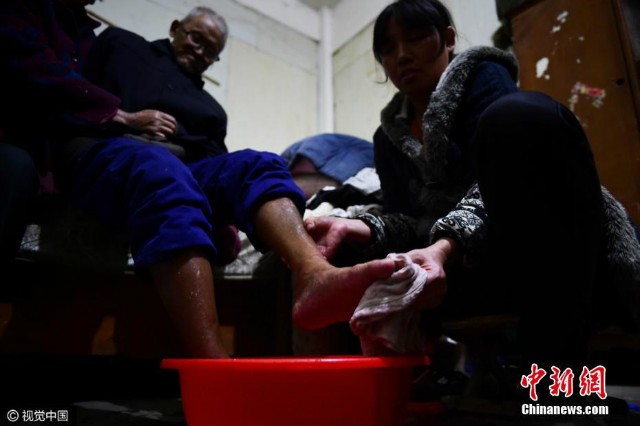 Con gái hiếu thảo dìu cha bị liệt đi dạo ba lần mỗi ngày - ảnh 2