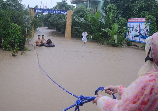 Chuyện giờ mới kể về 7 thanh niên dũng cảm cứu cô trò trong lũ dữ - ảnh 1