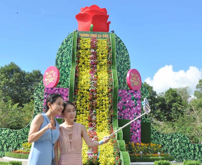 Giới trẻ đội nắng chụp ảnh bên thác hoa lớn nhất Việt Nam - ảnh 1