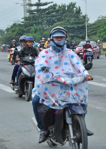 Người miền Tây vất vả 'đội mưa' trở lại Sài Gòn sau Tết - ảnh 2