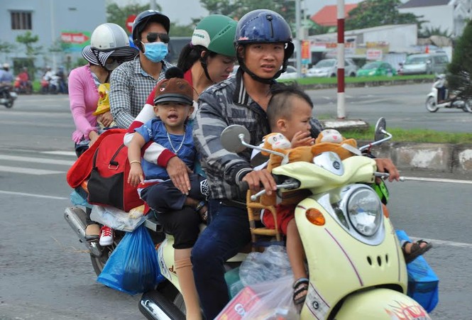 Người miền Tây vất vả 'đội mưa' trở lại Sài Gòn sau Tết - ảnh 4