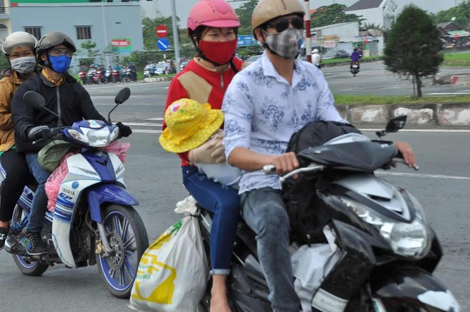 Người miền Tây vất vả 'đội mưa' trở lại Sài Gòn sau Tết - ảnh 5