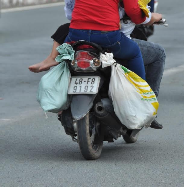 Người miền Tây vất vả 'đội mưa' trở lại Sài Gòn sau Tết - ảnh 6