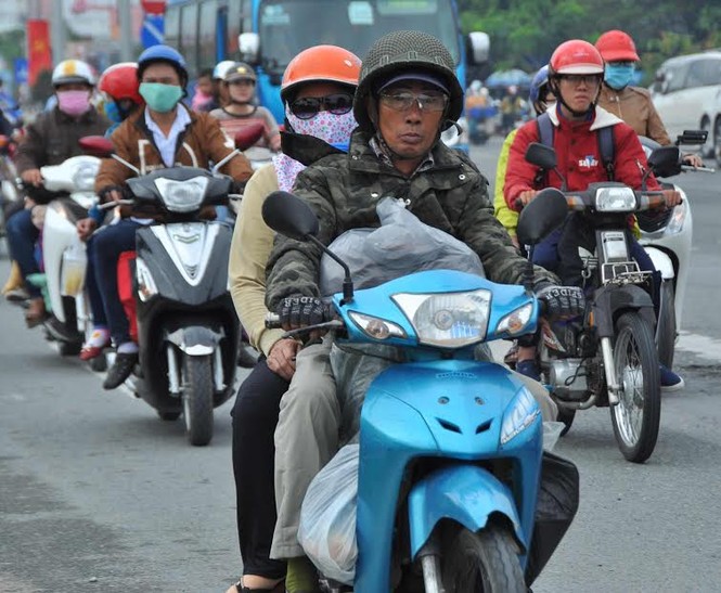 Người miền Tây vất vả 'đội mưa' trở lại Sài Gòn sau Tết - ảnh 7