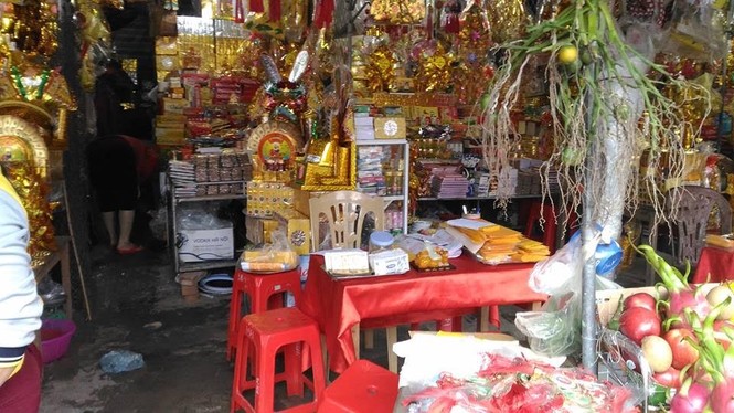 Tràn lan dịch vụ đổi tiền lẻ 'ăn chênh' tại đền Hoàng Mười - ảnh 2