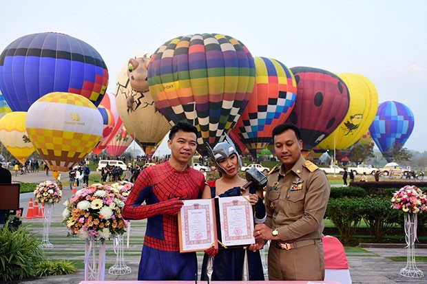 22 cặp đôi trao lời hẹn thề trên khinh khí cầu trong ngày Valentine - ảnh 2