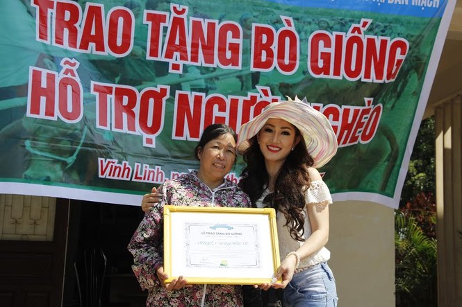 Hoa hậu người Việt tại Đan Mạch tặng bò giống cho nông dân - ảnh 3