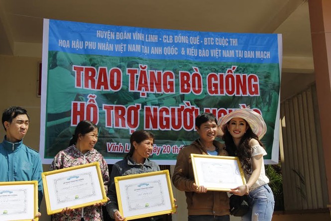Hoa hậu người Việt tại Đan Mạch tặng bò giống cho nông dân - ảnh 4