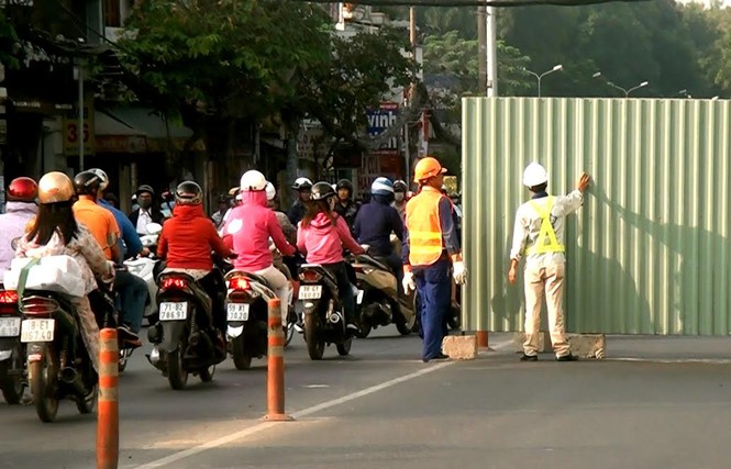 Cửa ngõ Tân Sơn Nhất kẹt cứng ngày đầu phân luồng - ảnh 1