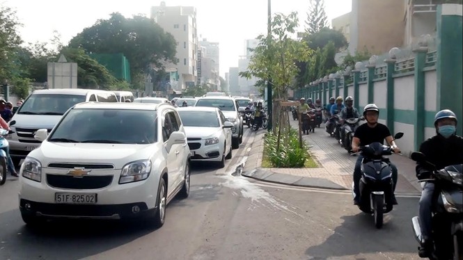 Cửa ngõ Tân Sơn Nhất kẹt cứng ngày đầu phân luồng - ảnh 4