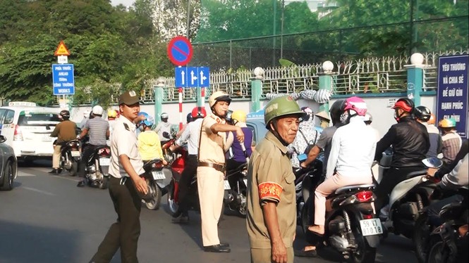 Cửa ngõ Tân Sơn Nhất kẹt cứng ngày đầu phân luồng - ảnh 5