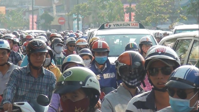 Cửa ngõ Tân Sơn Nhất kẹt cứng ngày đầu phân luồng - ảnh 6