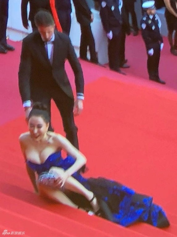 Hoa hậu Quý bà Trung Quốc khoe ngực khủng, 'vồ ếch’ ở thảm đỏ Cannes - ảnh 3