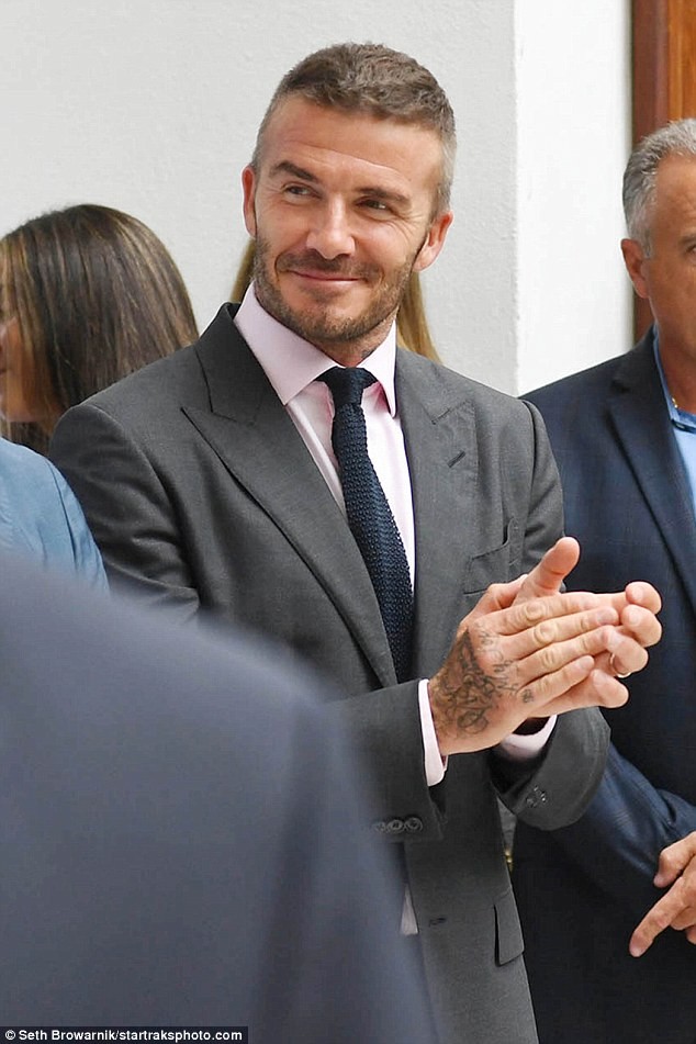 Fan nữ quá khích vén áo khoe ngực trần trước mặt Beckham - ảnh 4