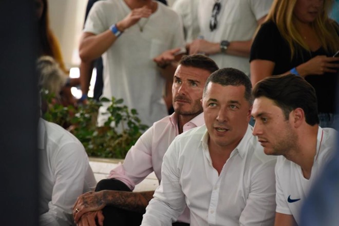 Fan nữ quá khích vén áo khoe ngực trần trước mặt Beckham - ảnh 5