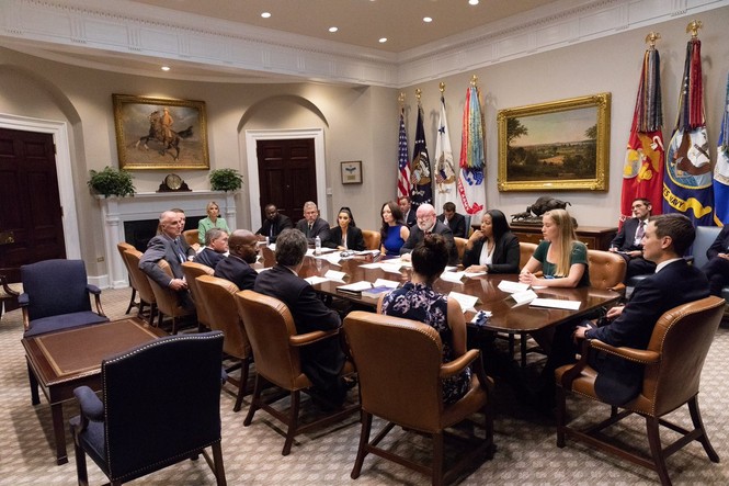 Kim ‘siêu vòng 3' lại đến Nhà Trắng, gặp vợ chồng ái nữ của Trump - ảnh 1