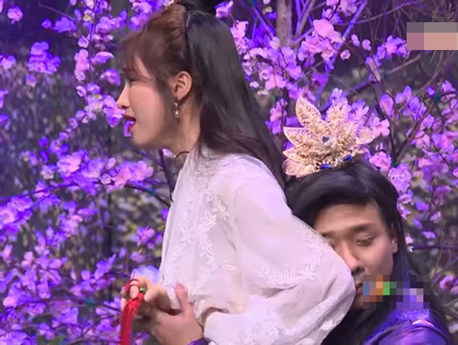 Trấn Thành ôm Hòa Minzy quá đà trên sân khấu khiến Hoài Linh khó chịu - ảnh 1