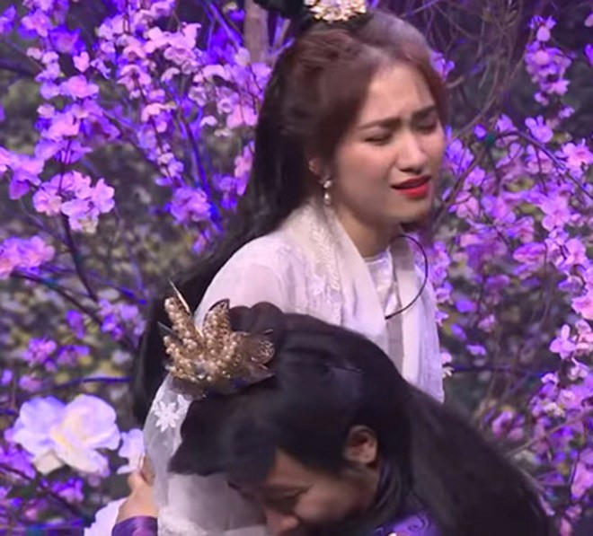 Trấn Thành ôm Hòa Minzy quá đà trên sân khấu khiến Hoài Linh khó chịu - ảnh 2
