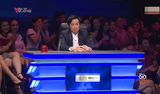 Trấn Thành ôm Hòa Minzy quá đà trên sân khấu khiến Hoài Linh khó chịu - ảnh 4