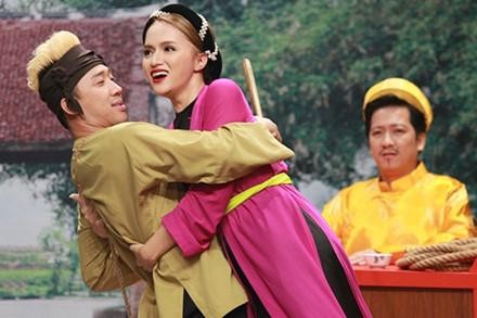 Trấn Thành ôm Hòa Minzy quá đà trên sân khấu khiến Hoài Linh khó chịu - ảnh 7