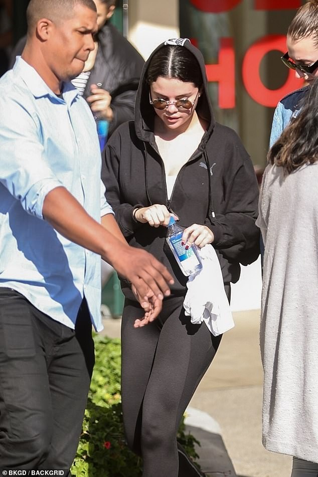 Selena Gomez được hot boy quyền Anh kém 6 tuổi tỏ tình trên phố - ảnh 2