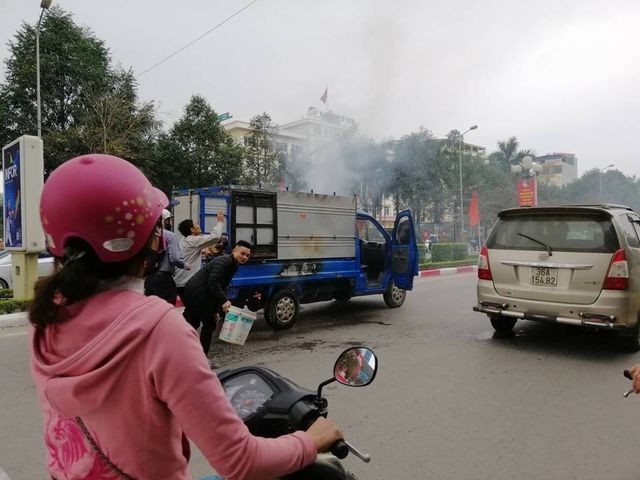 Hy hữu: Xe tải bốc cháy khi chở nồi bánh chưng đang nấu dở - ảnh 1